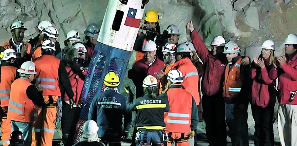 Después de trece años: los 33 mineros chilenos logran beneficios