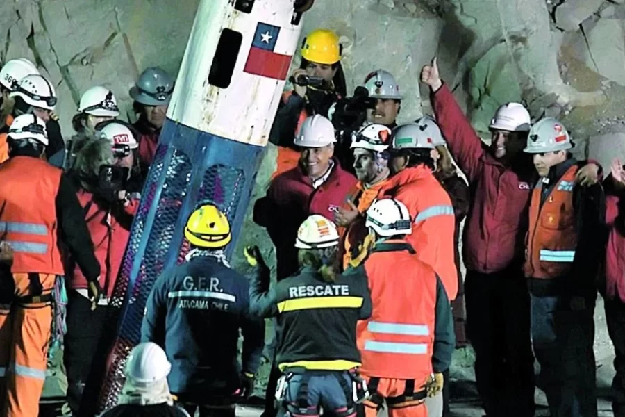 Después de trece años: los 33 mineros chilenos logran beneficios
